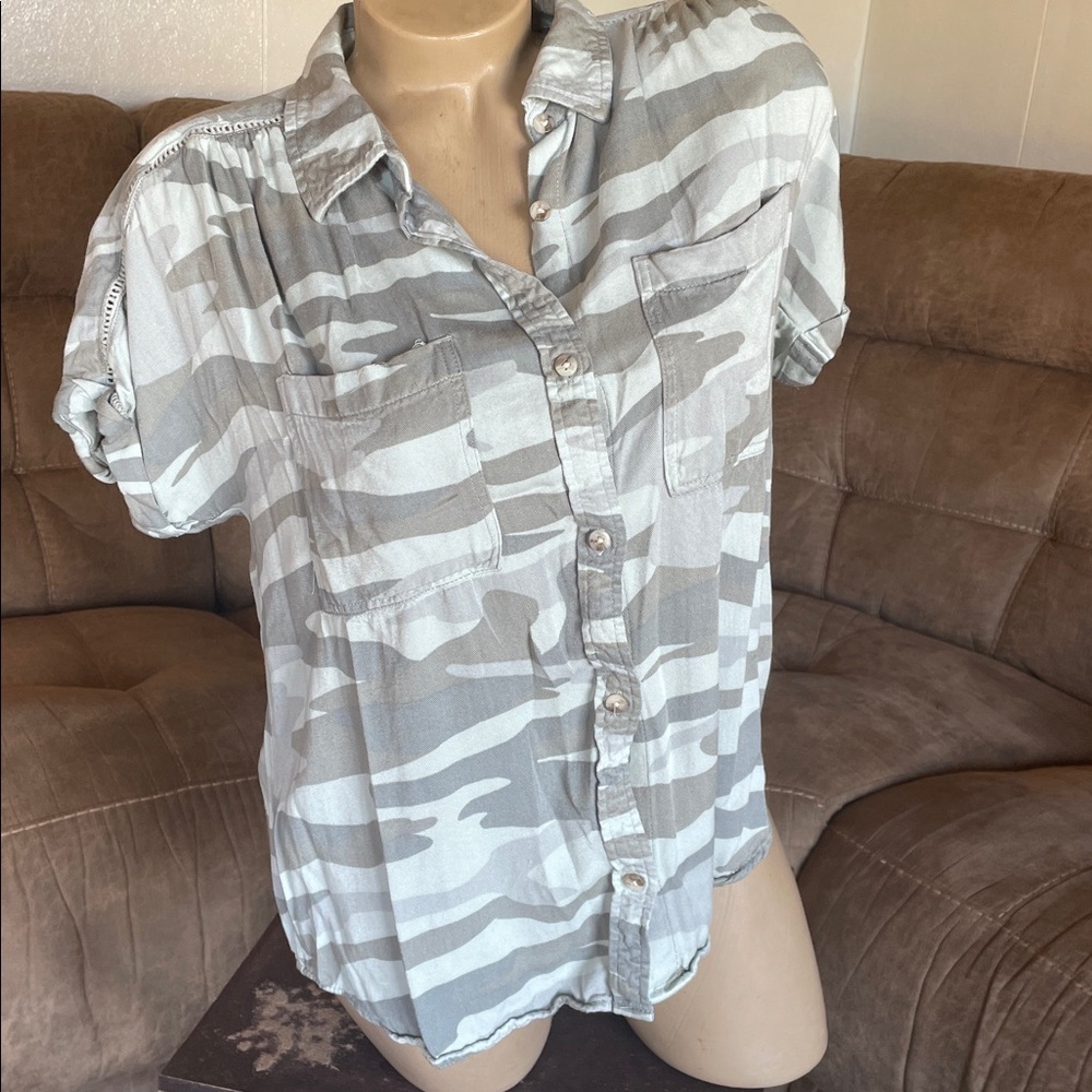 Maurice’s button up camo girly top sz Med